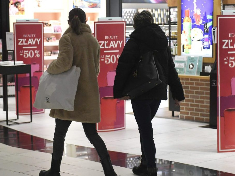 Ilustračná snímka zákazníčok v nákupnom centre v Košiciach.