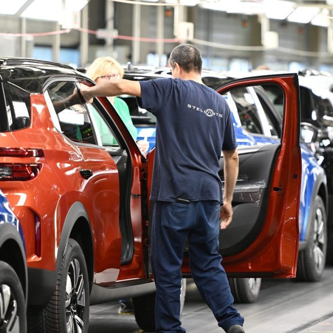 Na ilustračnej snímke zamestnanci v závode.