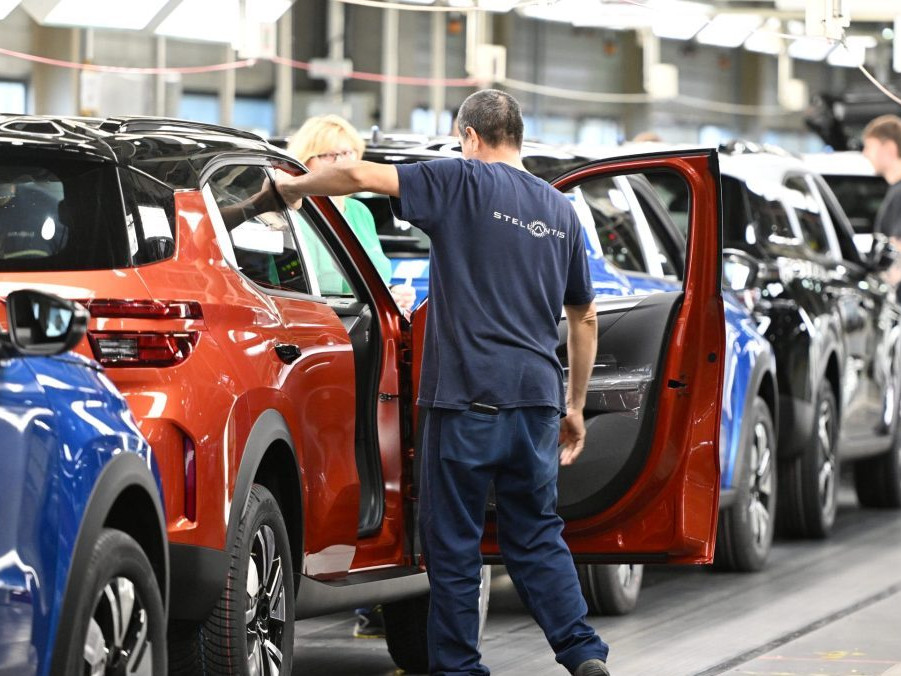 Na ilustračnej snímke zamestnanci v závode.