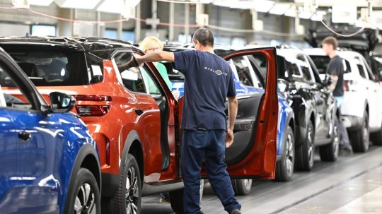 Na ilustračnej snímke zamestnanci v závode.