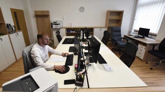 Na snímke muž pracuje na počítačom.