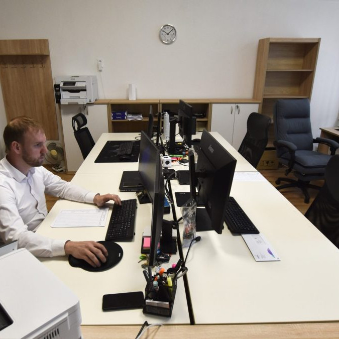 Na snímke muž pracuje na počítačom.