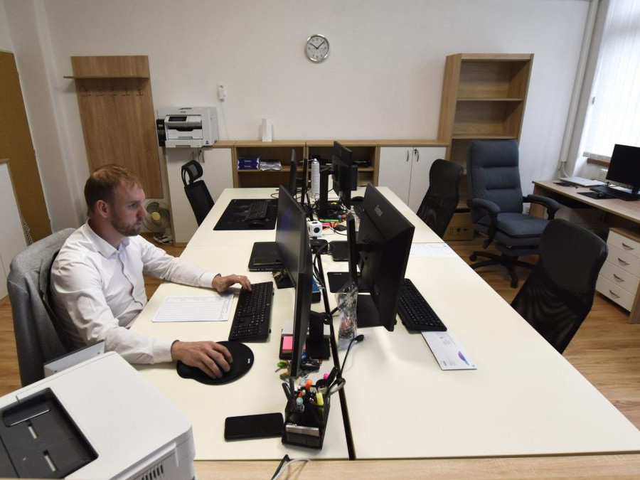 Na snímke muž pracuje na počítačom.