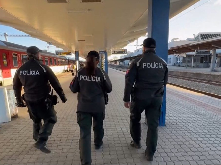 Na ilustračnej snímke polícia na železničnej stanici.