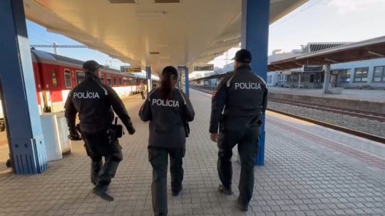 Na ilustračnej snímke polícia na železničnej stanici.