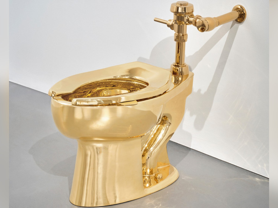 Zlatá toaleta od talianskeho konceptuálneho umelca Maurizia Cattelana.
