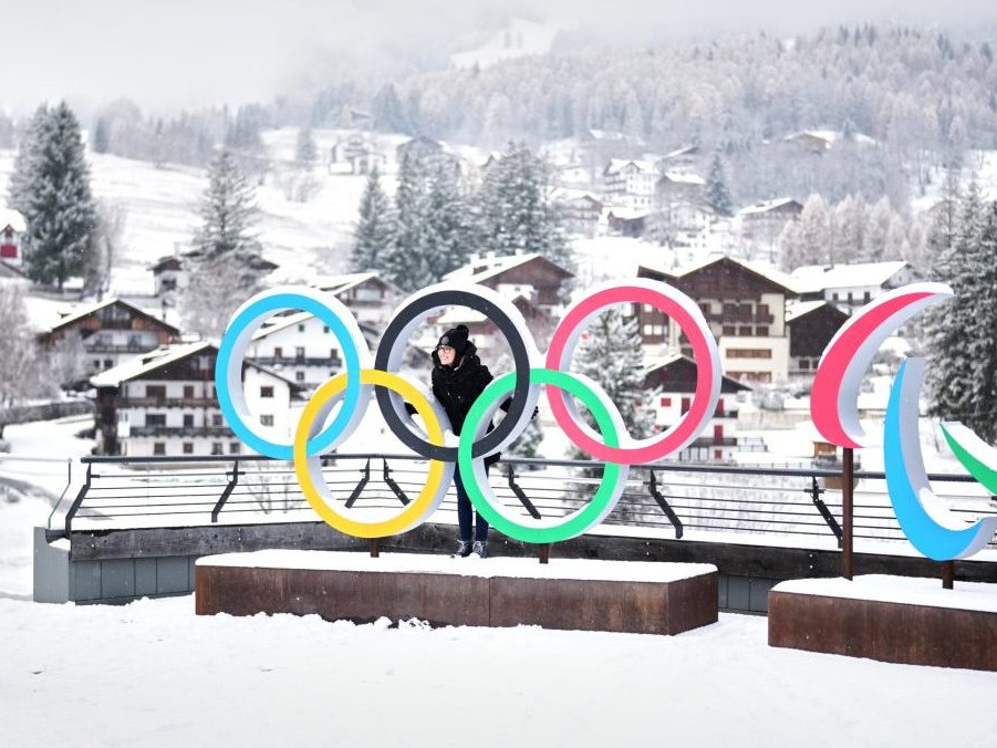 Na ilustračnej snímke olympijské kruhy v talianskej Cortine.