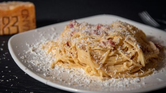 Kauza carbonara v Bruseli: Omáčka na pultoch obchodu v europarlamente pobúrila talianskeho ministra