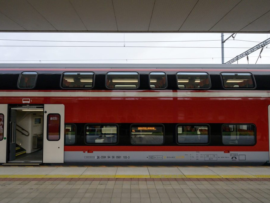 Na ilustračnej snímke osobný vlak v stanici.