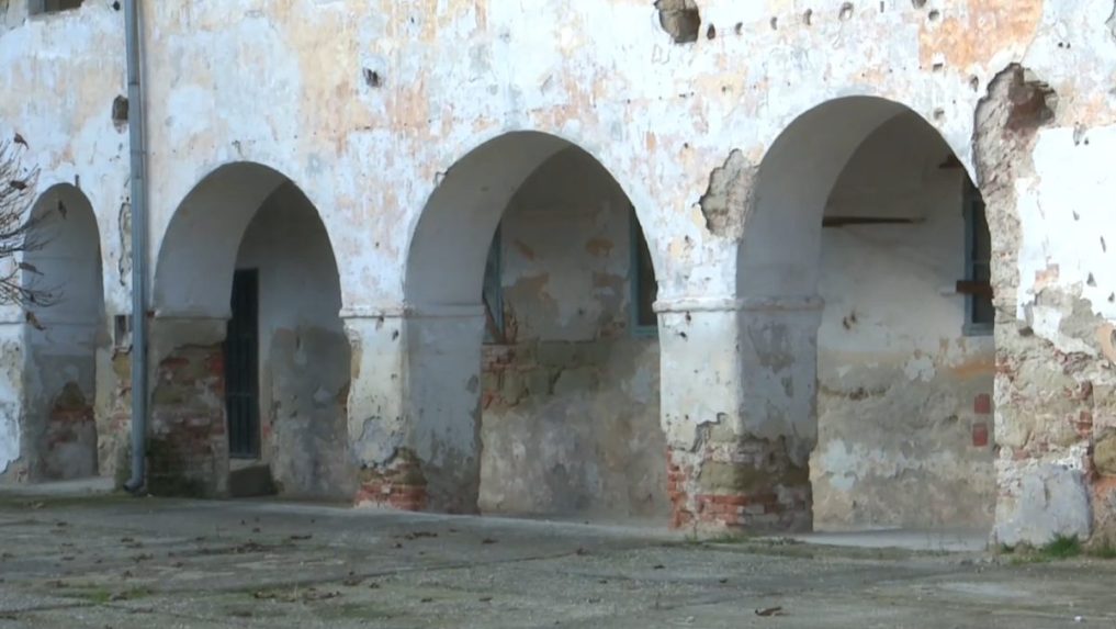 Na snímke poškodený žitný dom v Nitre.