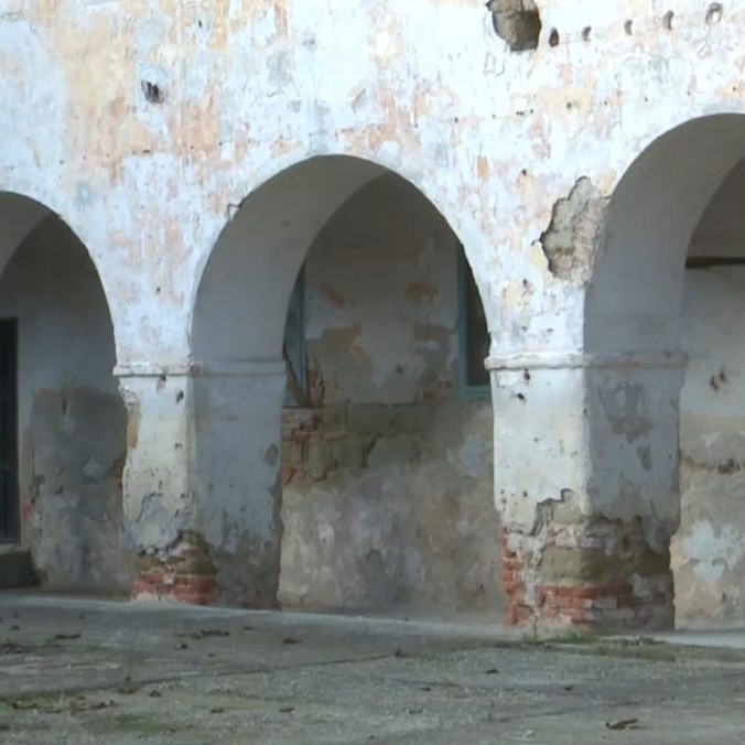 Na snímke poškodený žitný dom v Nitre.