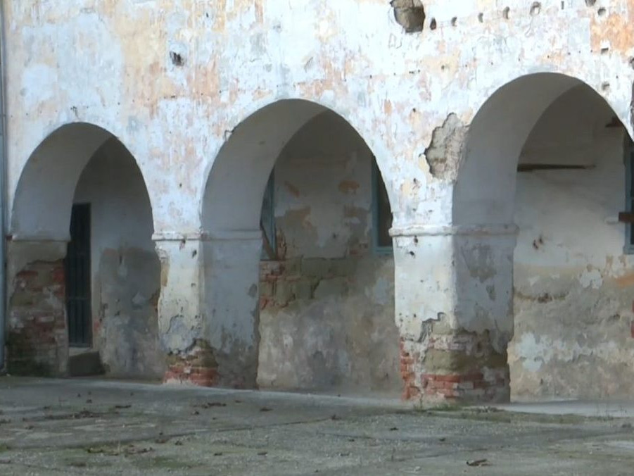 Na snímke poškodený žitný dom v Nitre.