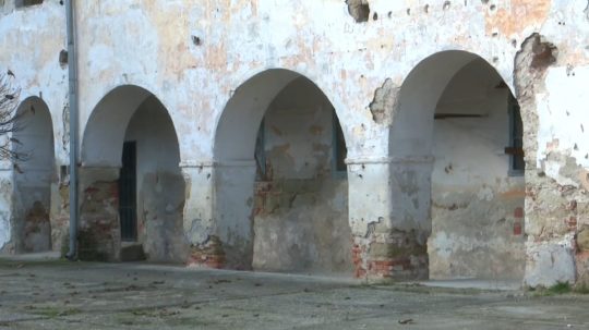 Na snímke poškodený žitný dom v Nitre.