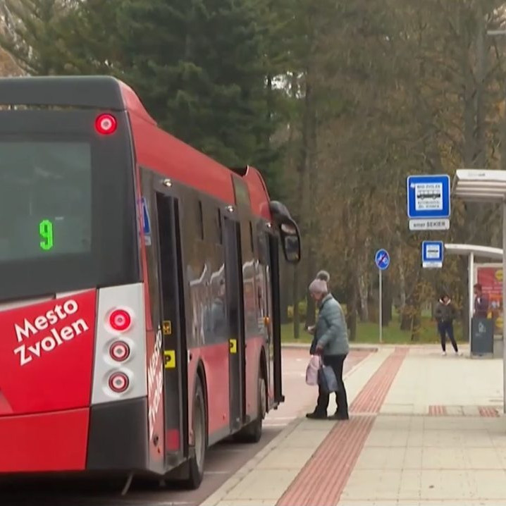 žena nastupuje do autobusu