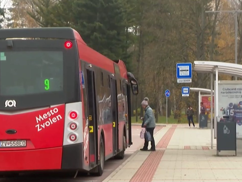 žena nastupuje do autobusu