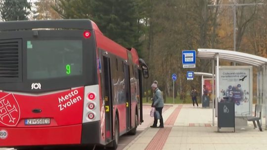 žena nastupuje do autobusu
