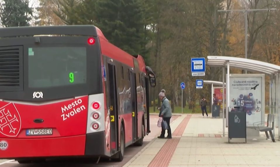 žena nastupuje do autobusu