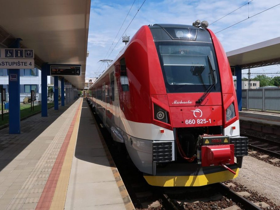 Vlaková súprava Panter na stanici v Trnave.