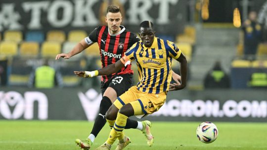 Hráč DAC Alioune Sylla a hráč Trnavy Filip Twardzik