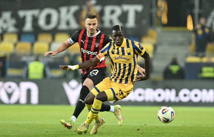 Hráč DAC Alioune Sylla a hráč Trnavy Filip Twardzik