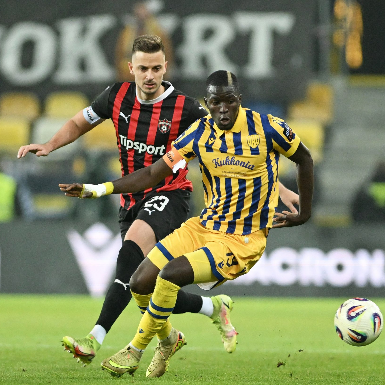 Hráč DAC Alioune Sylla a hráč Trnavy Filip Twardzik