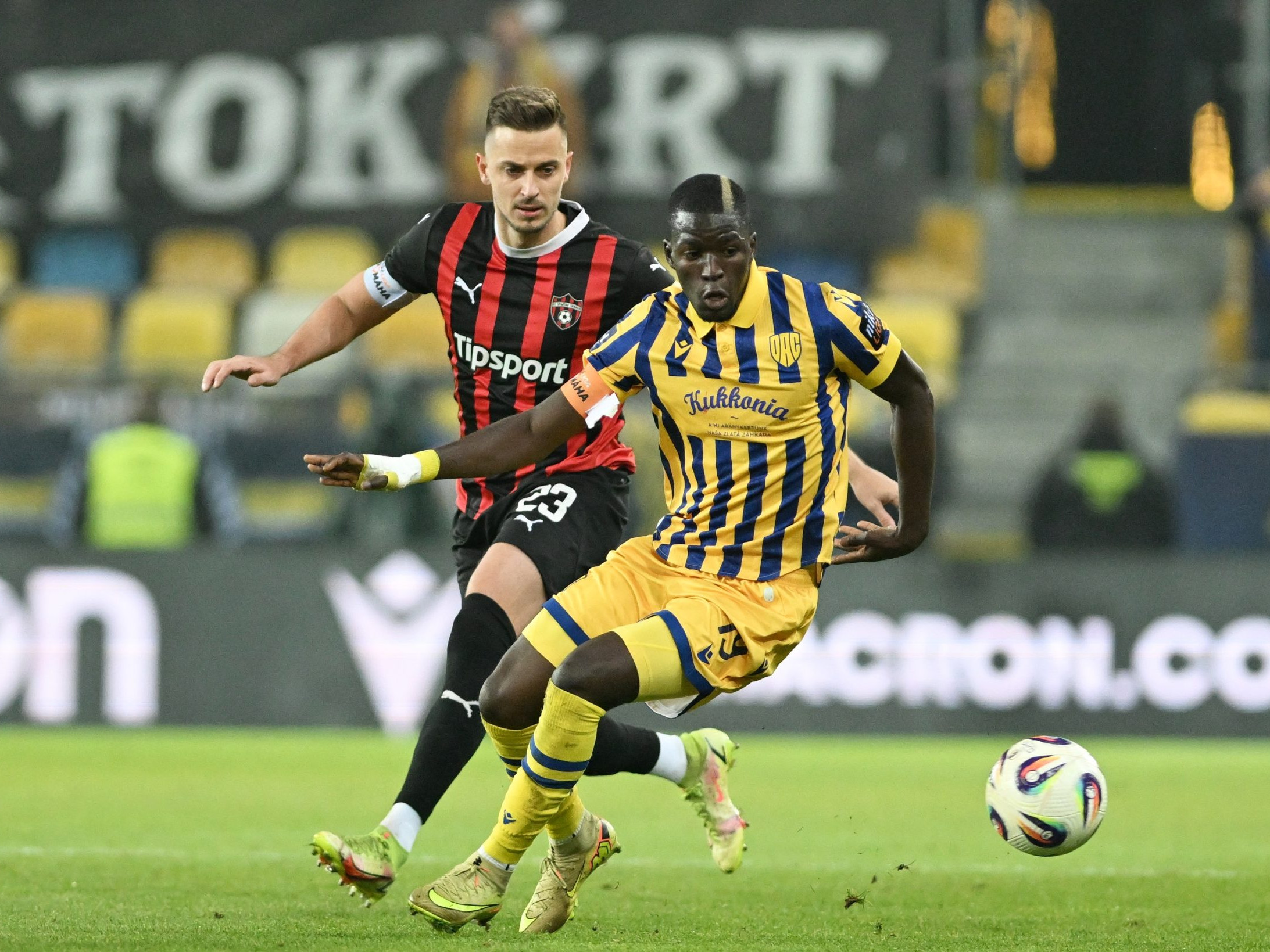 Hráč DAC Alioune Sylla a hráč Trnavy Filip Twardzik