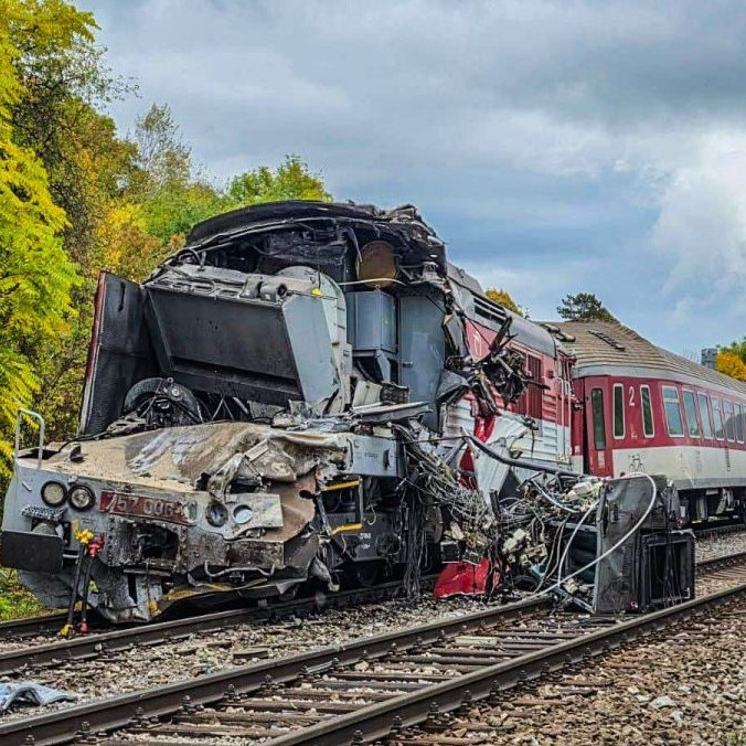 Na snímke vlaky po zrážke.