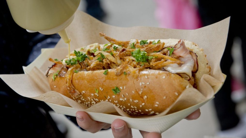 Štúdie varujú pred nezdravými potravinami, ktoré pribúdajú v jedálničku Slovákov.