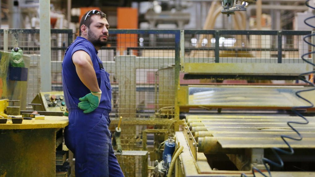 Na snímke zamestnanec závodu.