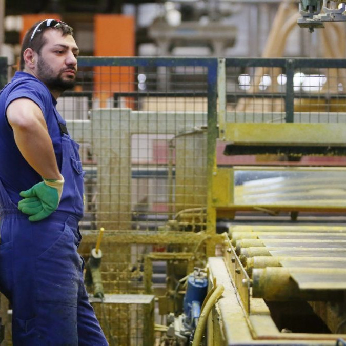 Na snímke zamestnanec závodu.