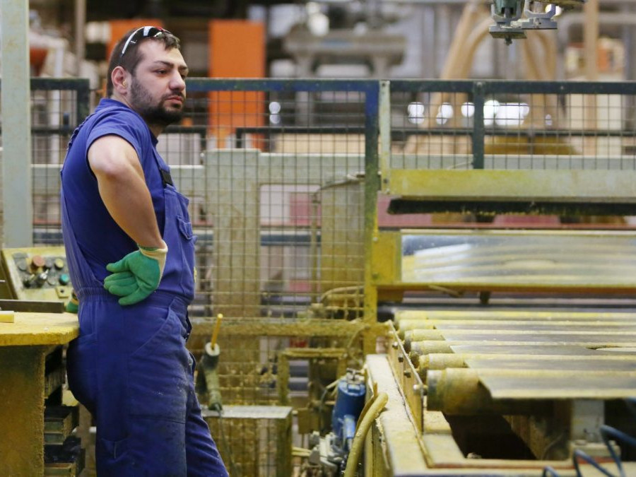 Na snímke zamestnanec závodu.