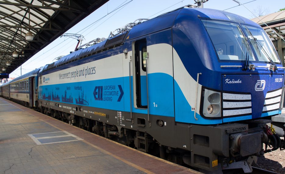 Lokomotíva spoločnosti European Locomotive Leasing, ktorú si prenájímajú České dráhy.