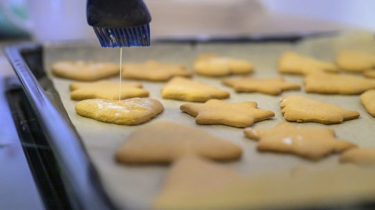 Na snímke príprava medovníkov žiakmi základnej školy.