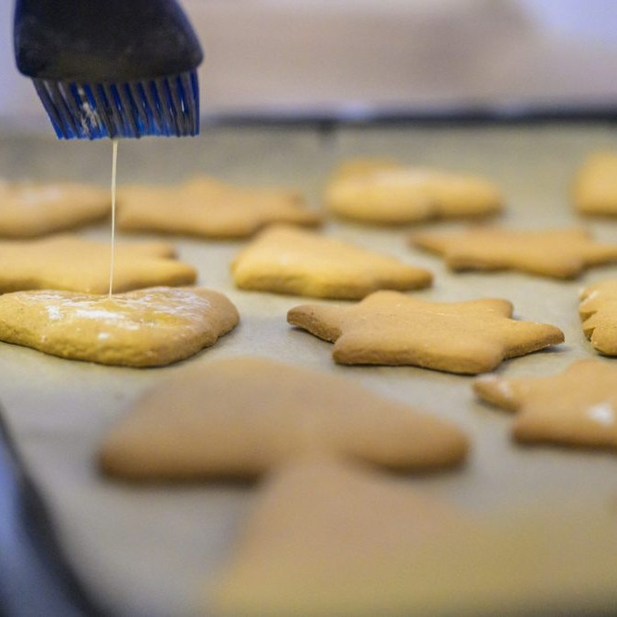 Na snímke príprava medovníkov žiakmi základnej školy.