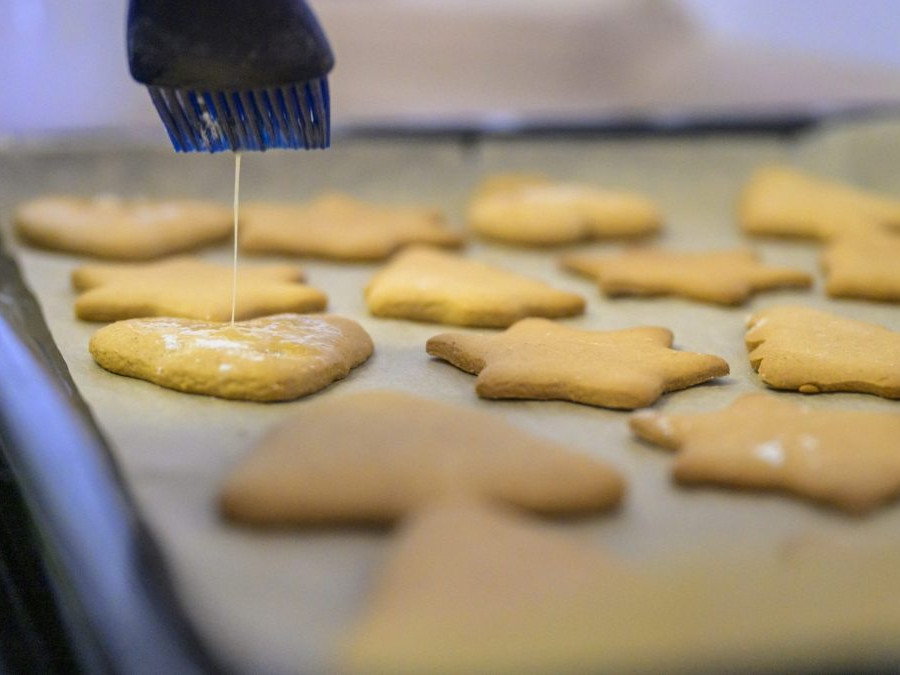 Na snímke príprava medovníkov žiakmi základnej školy.