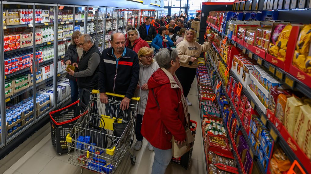 nakupujúci ľudia v potravinách