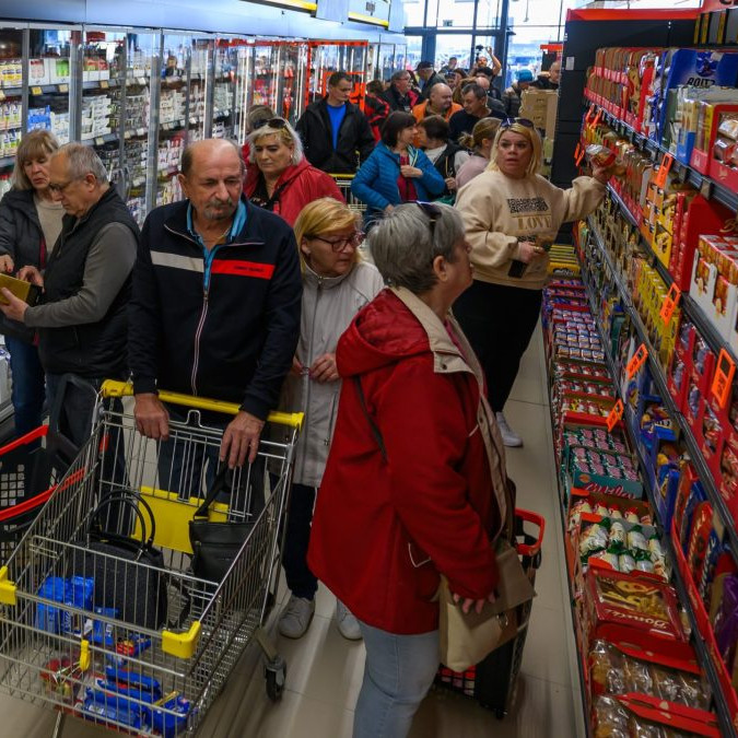 nakupujúci ľudia v potravinách