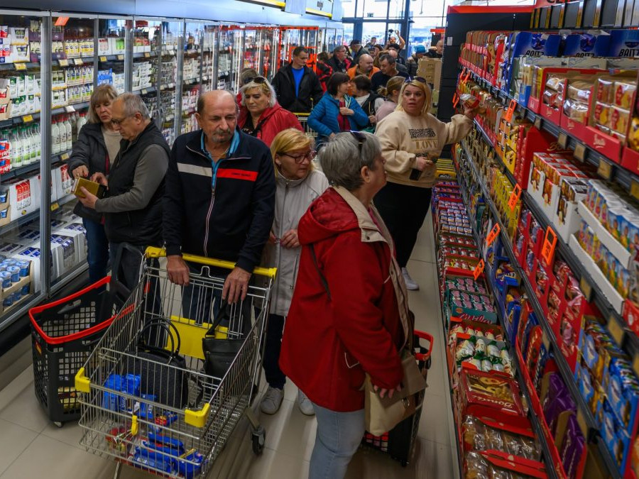 nakupujúci ľudia v potravinách