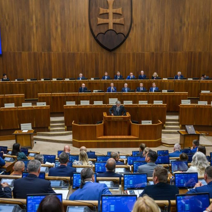 Na snímke schôdza parlamentu.