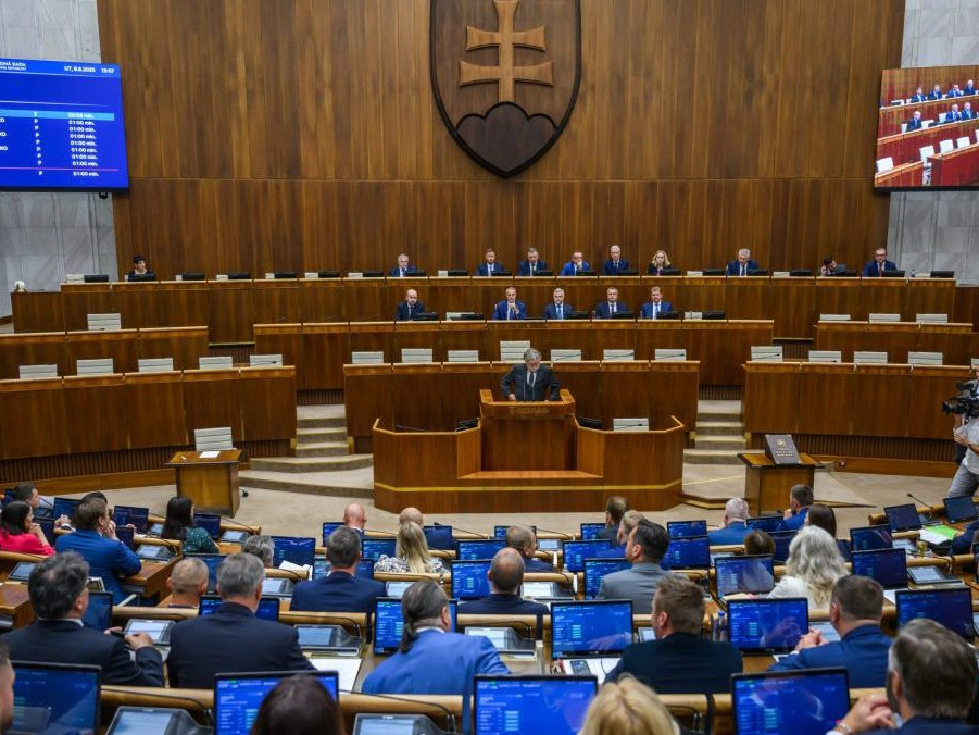 Na snímke schôdza parlamentu.