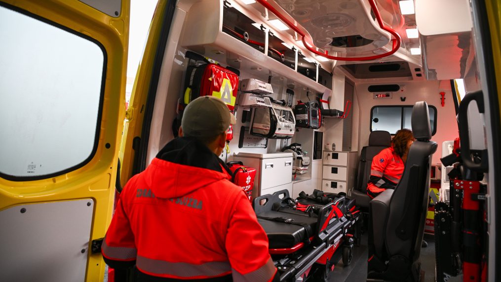 Záchranári a interiér novej sanitky
