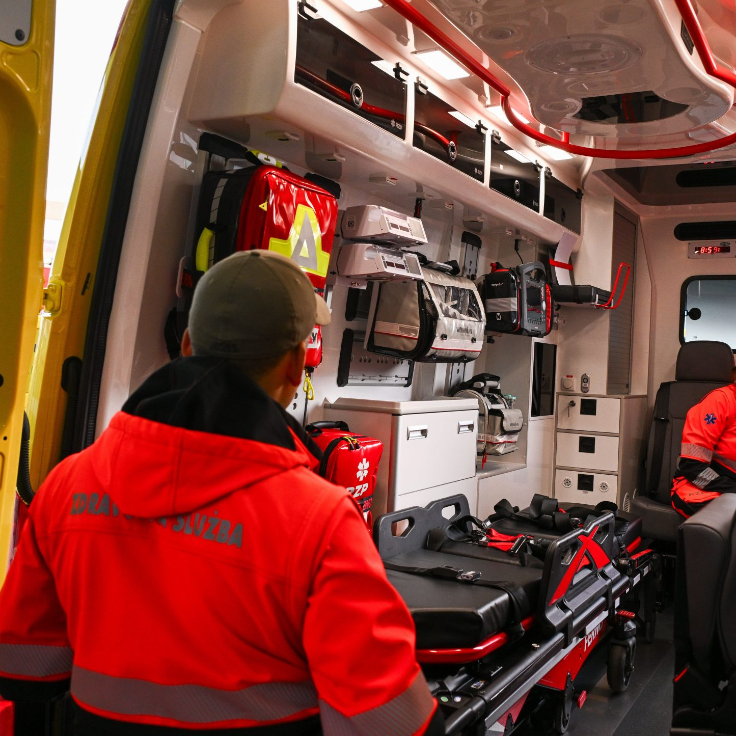 Záchranári a interiér novej sanitky