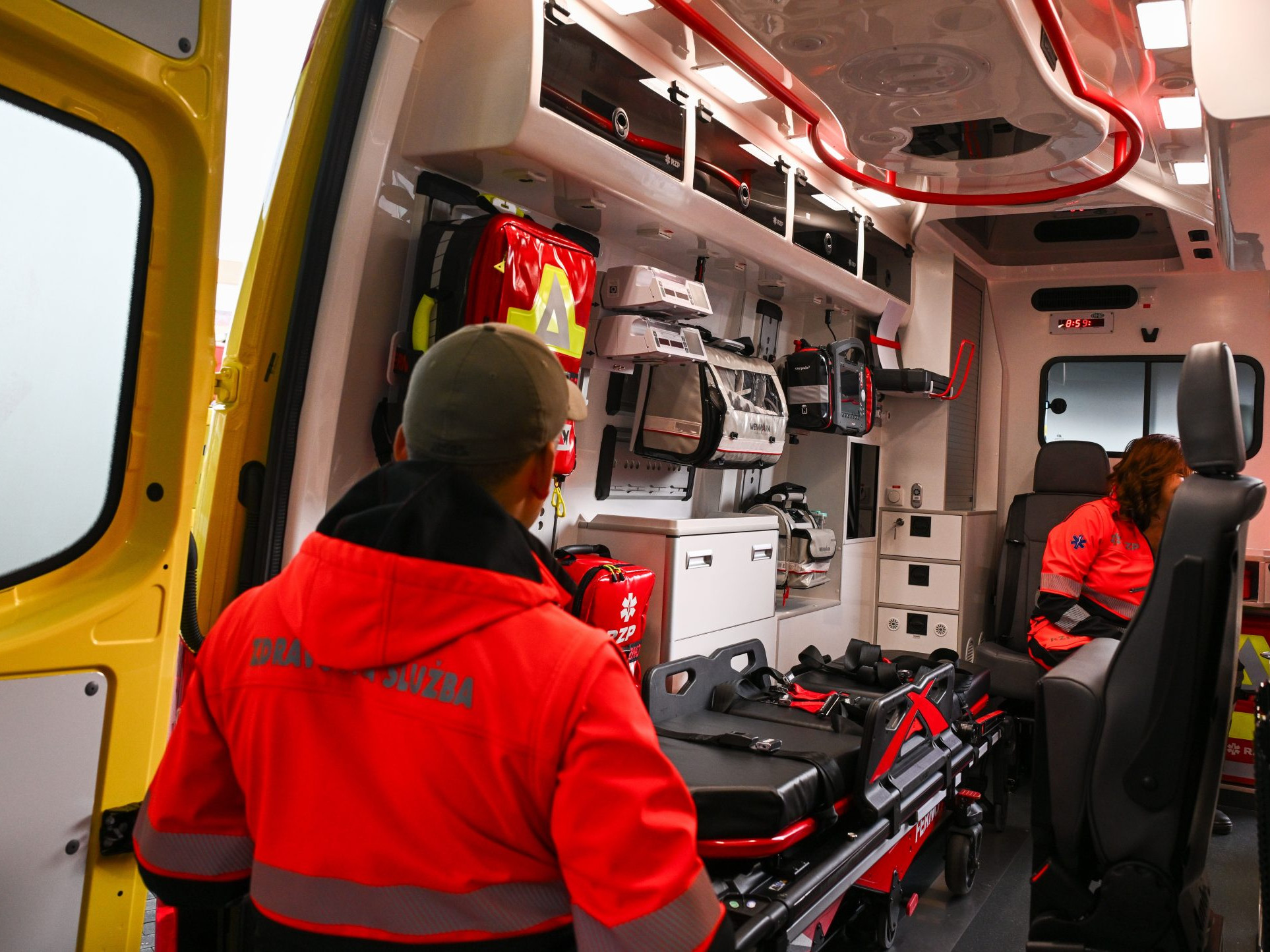 Záchranári a interiér novej sanitky