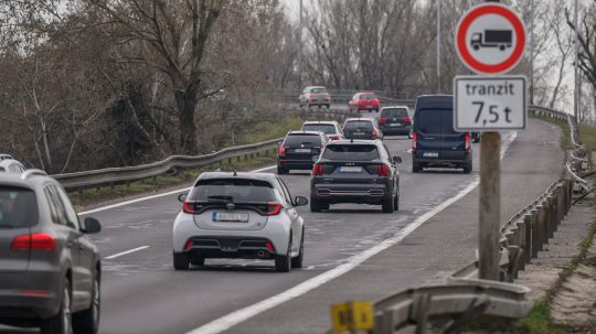 Na snímke dopravná značka presmerujúca tranzitnú kamiónovú dopravu z D2 na D4, následne sa tranzitujúce vozidlá dostanú na D1 prostredníctvom novootvorenej vetvy z D4 v križovatke D1/D4.