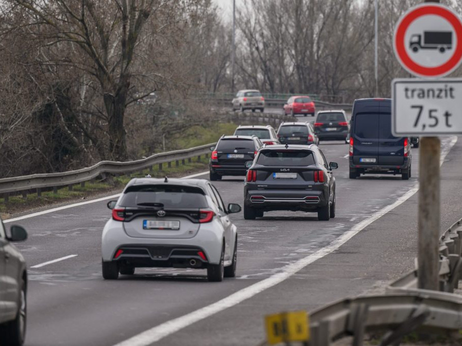 Na snímke dopravná značka presmerujúca tranzitnú kamiónovú dopravu z D2 na D4, následne sa tranzitujúce vozidlá dostanú na D1 prostredníctvom novootvorenej vetvy z D4 v križovatke D1/D4.