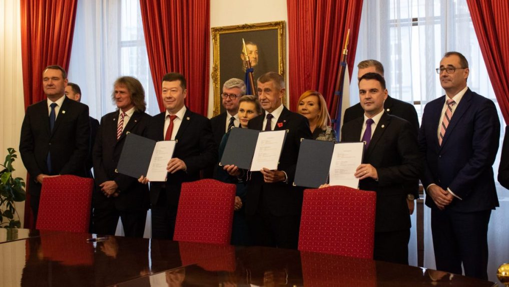 Na snímke v popredí zľava predseda hnutia SPD Tomio Okamura, predseda hnutia ANO Andrej Babiš a predseda strany Motoristi sebe Petr Macinka.