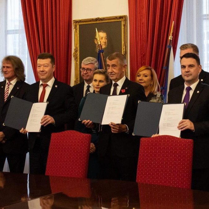 Na snímke v popredí zľava predseda hnutia SPD Tomio Okamura, predseda hnutia ANO Andrej Babiš a predseda strany Motoristi sebe Petr Macinka.