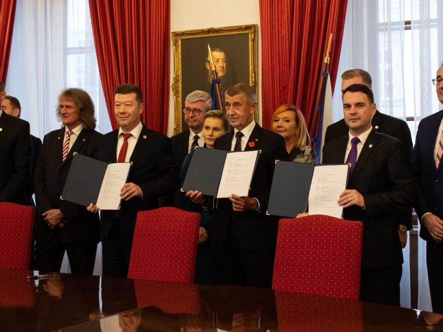 Na snímke v popredí zľava predseda hnutia SPD Tomio Okamura, predseda hnutia ANO Andrej Babiš a predseda strany Motoristi sebe Petr Macinka.