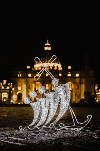 Na snímke drôtená plastika “Pútnici nádeje”, dar pre pápeža Leva XIV.