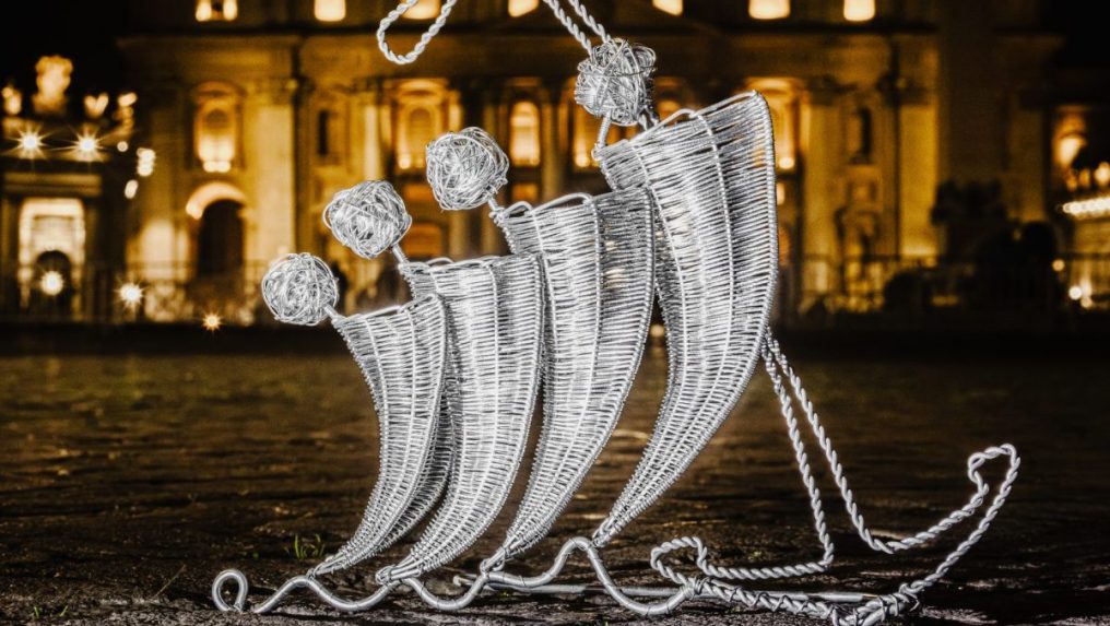 Na snímke drôtená plastika “Pútnici nádeje”, dar pre pápeža Leva XIV.